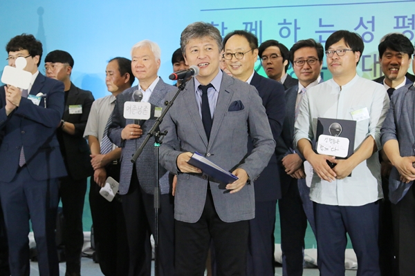 성평등 보이스의 약속을 낭독한 배우 권해효씨