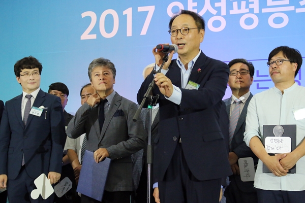 성평등 보이스의 의미와 앞으로의 활동을 설명하는 김형준 단장.