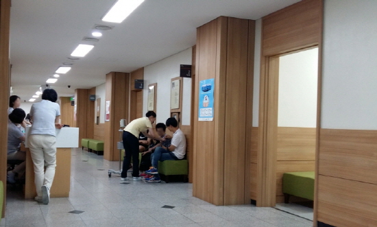 한 병원에서 환자가 진료에 앞서 혈압 등과 같은 기본사항을 체크하고 있다. 