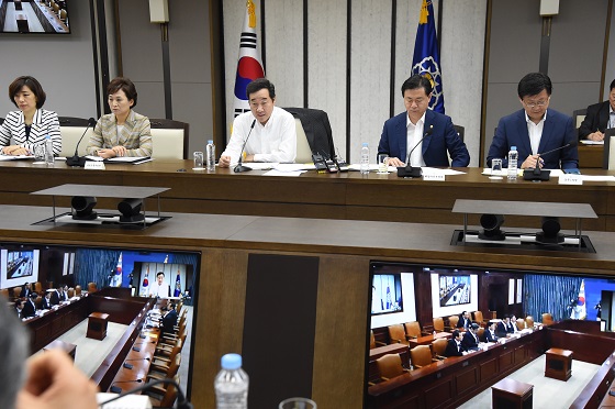 이낙연 국무총리가 13일 오전 정부세종청사에서 열린 제4회 국정현안점검조정회의에서 발언하고 있다.