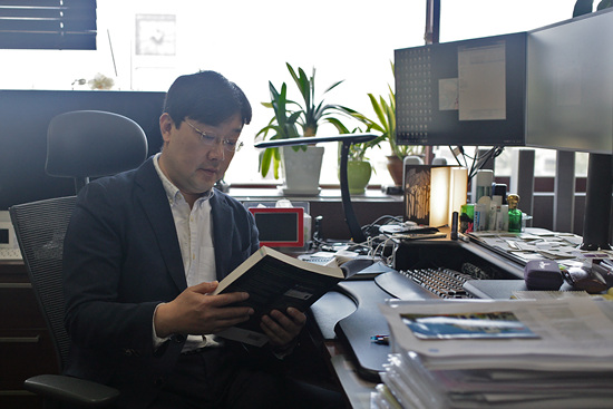 홍합의 접착 단백질로 생체 접착제를 개발한 포항공대 화학공학과 차형준 교수.