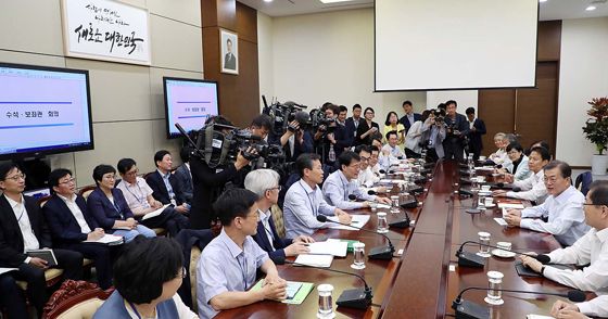 문재인 대통령이 13일 오전 청와대 여민1관 소회의실에서 수석·보좌관 회의를 주재하고 있다. (사진=청와대)