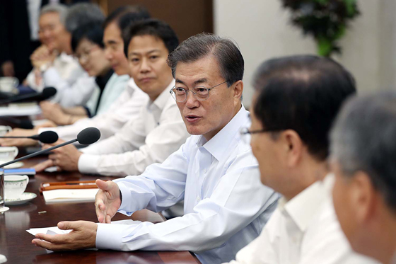 문재인 대통령이 13일 오전 청와대 여민1관 소회의실에서 수석·보좌관 회의를 주재하고 있다. (사진=청와대)