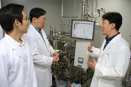 기존 화학 접착제와 달리 수술 부위에 흉터가 남지 않고 뼈의 재생을 간접적으로 돕는다.