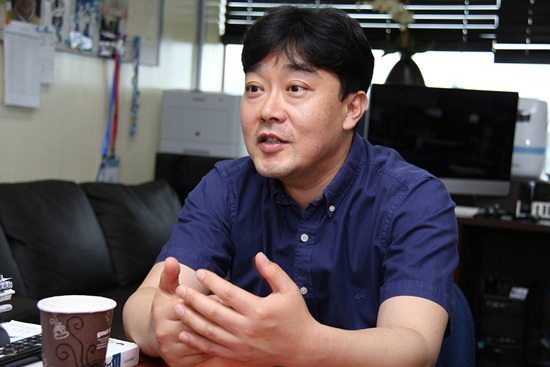 복잡한 개념을 이해하기 쉽게 풀고 농담도 던지는 모습이 여유롭다.