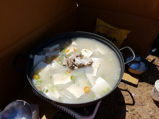죽산포에서 준비 된 지역식당의 점심 - 젓국갈비