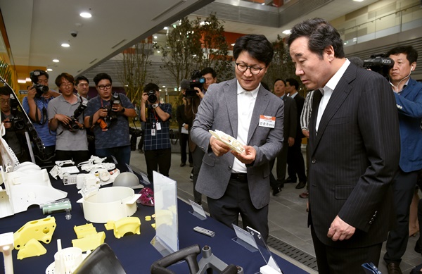 3D 프린팅으로 생산된 샘플을 살펴보는 이낙연 국무총리