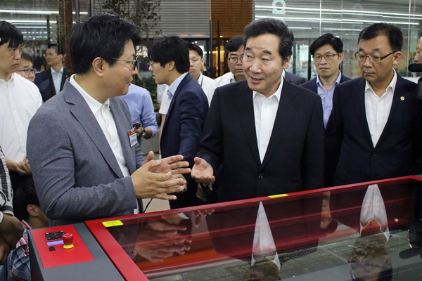 3D 프린터를 직접 보며 많은 질문을 한 이낙연 국무총리.