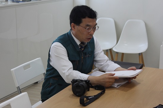사업 상담을 하고 있는 이응신 명지대학교 제로에너지건축센터 교수