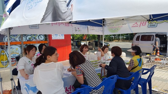 ‘굿잡 버스’에서 진행되는 취업 상담 모습(사진=대구 북구 새일센터 제공).