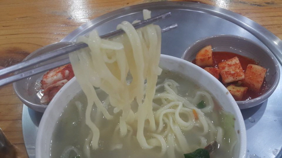 뜨끈한 칼국수 한그릇.