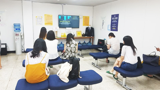 열린옷장 대기실 모습. 사전에 인터넷으로 예약을 하기 때문에 대기 시간도 매우 짧다.