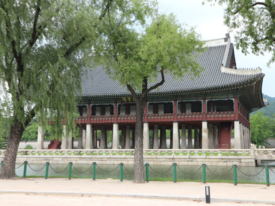 연못 건너에서 바라 본 경회루의 전경