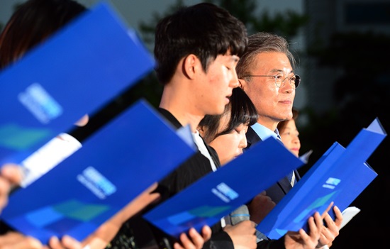 대선후보 시절이던 지난 5월 8일, 문재인 대통령이 서울 광화문광장에서 진행된 제19대 대통령 선거 마지막 유세에서 시민대표 5인의 헌법 전문을 듣고 있다.(출처=뉴스1) 