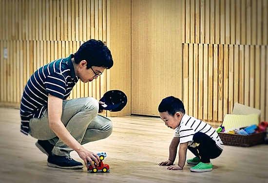 아이의 눈을 보며 아이와 함께 하는 것이 중요하다.