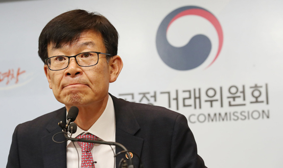 김상조 공정거래위원장이 18일 오전 정부세종청사에서 가맹분야 불공정 행위 근절 대책을 발표하고 있다. <저작권자(c) 연합뉴스, 무단 전재-재배포 금지>