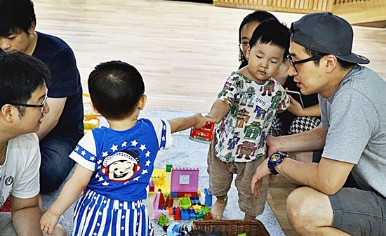 다른 아이 장난감을 갖고 싶어해 부모가 망설이는 사이 아이가  양보해줬다. 