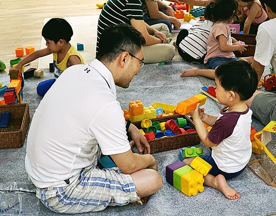 아이에게 귀를 기울이고 아이가 되어 같이 웃어주는 아빠.