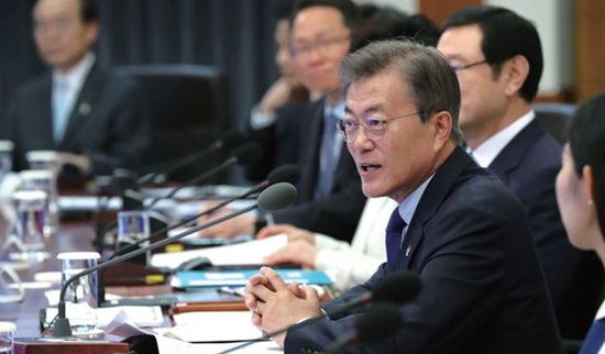-문재인 대통령은 후보자시절부터 ‘블라인드 채용’의 중요성을 언급하곤 했다. “편견이 개입되는 학력, 스펙, 사진을 없애니, 비명문대, 지방대도 당당히 경쟁에서 이길 수 있었던 것”이라면서, “기업도 학력, 스펙 보다 진정한 실력으로 무장한 인재를 원하는 것 아니겠느냐”고 ‘블라인드 채용’의 중요성을 강조하기도 했다.