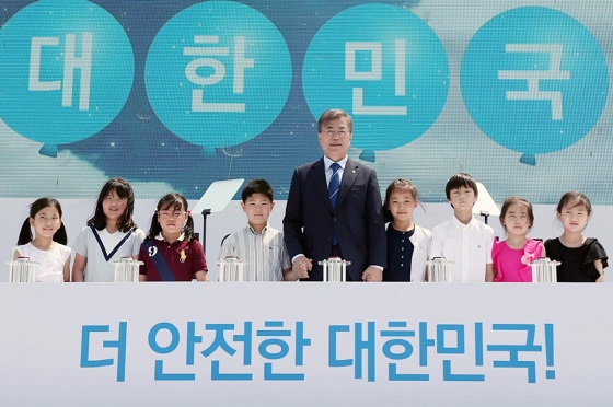 문재인 대통령이 6월 19일 오전 부산 기장군 고리원자력본부에서 열린 고리원전 고리1호기 영구정지 선포식에서 고리 인근 초등학생들과 세리머니에 앞서 손을 잡고 있다.(사진=공감포토)