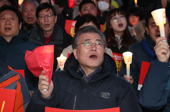 지난 3월 4일 당시 더불어민주당 대선주자인 문재인 전 대표가 서울 광화문광장에서 열린 ‘19차 범국민행동의 날’ 촛불집회에서 구호를 외치고 있다. (사진=저작권자(c) 연합뉴스, 무단 전재-재배포 금지) 