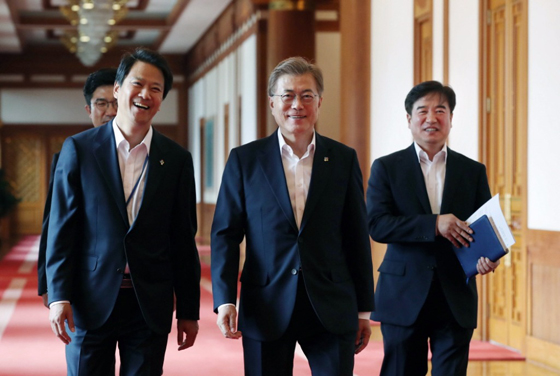 문재인 대통령이 6월 13일 청와대에서 백재현 국회 예결위원장과 각 당 간사, 상임위원장을 초청해 오찬을 하기 위해 인왕실로 입장하고 있다. (사진 = 청와대)