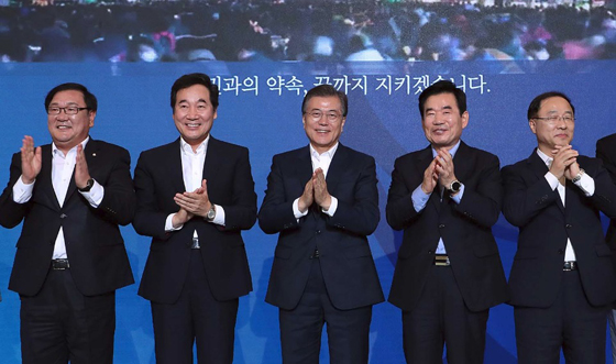 문재인 대통령이 7월 19일 오후 청와대 영빈관에서 열린 새 정부 100대 국정과제 보고대회를 마친 후 대표 자문위원들과 박수치고 있다. (사진 = 청와대)