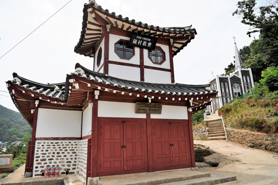서도중앙교회 정문, 2층 종루 모양을 이루고 있으며 오른쪽 문은 여자 성도들이 왼쪽 문은 남자 성도들이 드나들었다. 