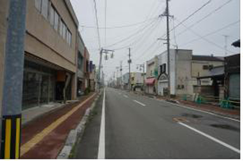 후쿠시마 원전 폭발이 있은 지 2년 반 후 후쿠시마 인근 오타카 정의 멀쩡한 그러나 아무도 살지 않는 거리 모습.