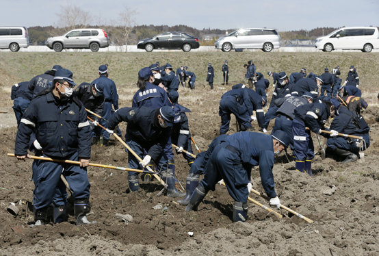 동일본 대지진 발생 6주년인 지난 3월 11일 일본 이와테(岩手)현 나미에에서 경찰이 실종자 유해 등의 수색작업을 계속하고 있다. (사진=저작권자(c)  EPA/연합뉴스, 무단 전재-재배포 금지) 