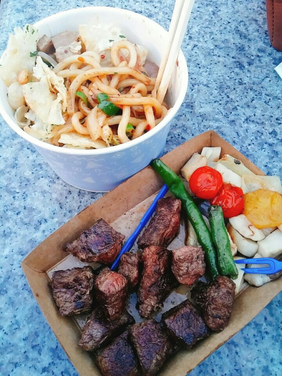 필자는 친구와 함께 볶음우동과 큐브 스테이크를 먹었다.