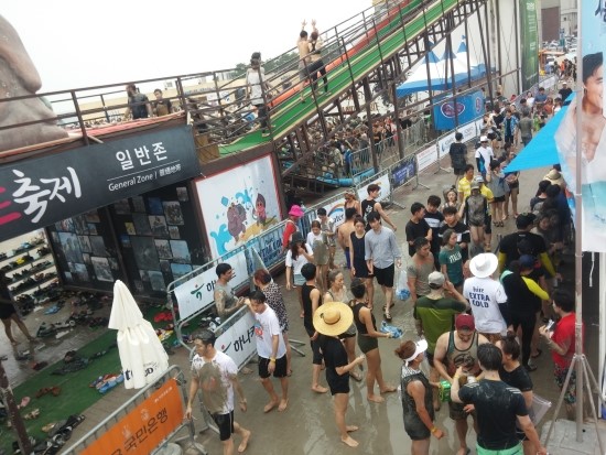 인산인해를 이루고 있는 머드축제장.