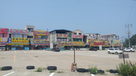 제부도 입구에 있는 많은 식당