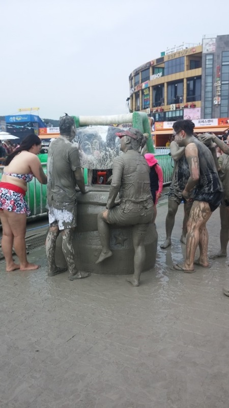 무료체험존에서 머드를 멈껏 바르는 모습.