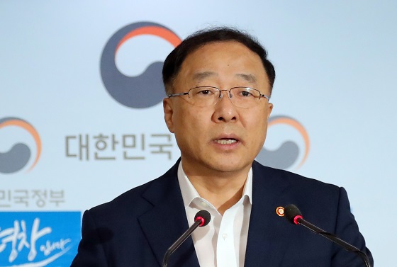 홍남기 국무조정실장이 24일 오후 정부서울청사에서 신고리 5·6호기 공론화위원회 위원장과 위원의 명단을 발표하고 있다.(사진=저작권자 (c) 연합뉴스. 무단전재-재배포금지)