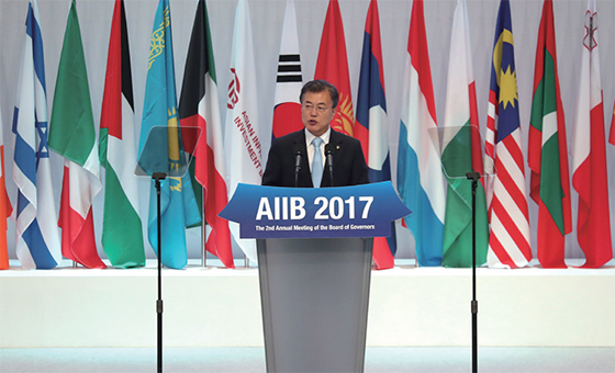 6월 16일 서귀포제주국제컨벤션센터에서 열린 제2회 아시아인프라투자은행(AIIB) 연차총회 개회식에서 문재인 대통령이 축사를 하고 있다. 문 대통령은 이날 “2030년까지 신재생에너지 발전을 전체 전력의 20%까지 높일 계획”이라며 “탈원전 국가로 나아가겠다”고 말했다.(사진=저작권자(c) 연합뉴스, 무단 전재-재배포 금지)