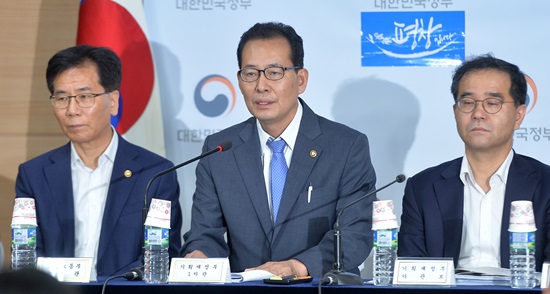 고형권 기획재정부 1차관이 16일 오후 서울 세종로 정부서울청사에서 최저임금 인상 관련 소상공인·영세중소기업 지원대책을 발표하고 있다. 정부는 내년 최저임금 인상에 따라 30인 미만 소상공인 및 영세중소기업에 3조원 규모의 최저임금 초과인상분을 지원하겠다고 밝혔다.(출처=뉴스1)