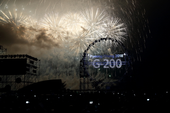 평창 밤하늘을 수놓은 불꽃축제. (출처 : 2018 평창동계올림픽 홈페이지)