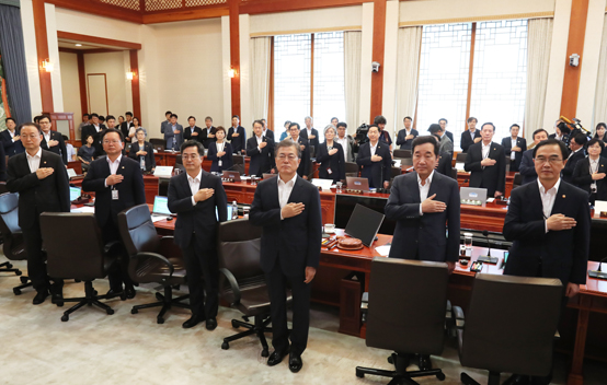 문재인 대통령이 25일 오전 청와대에서 열린 국무회의에서 새 국무위원들과 함께 국기에 경례하고 있다. 오른쪽 부터 조명균 통일부 장관, 이낙연 국무총리, 문 대통령, 김동연 경제부총리, 김부겸 행자부 장관, 백운규 산자부 장관. <저작권자(c) 연합뉴스, 무단 전재-재배포 금지>