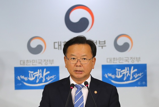 김부겸 행정자치부 장관이 25일 오후 정부서울청사에서 새 정부의 조직개편과 관련해 브리핑을 하고 있다. 