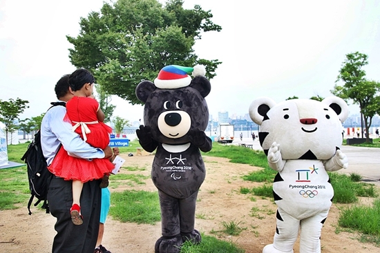 한강공원에 수호랑과 반다비가 떳다 