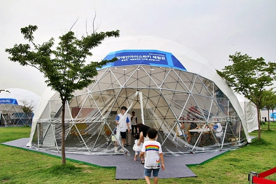 동계스포츠 체험장을 찾는 가족들의 모습 