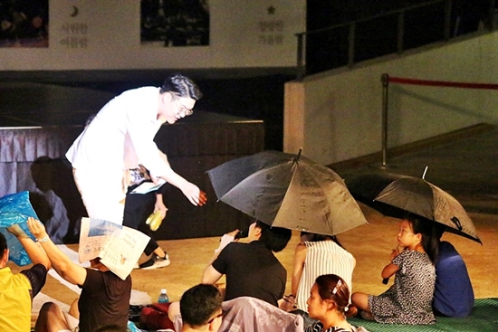 공연중 출연자와 관객과의 대화가 이어진다 