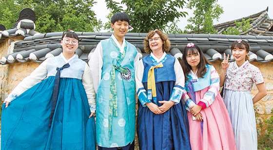 외국인 손님에게 한국 전통문화를 소개하기 위해 경주 교촌마을을 방문한 이혜진 씨와 창원 사파고 학생들.(사진=C영상미디어)
