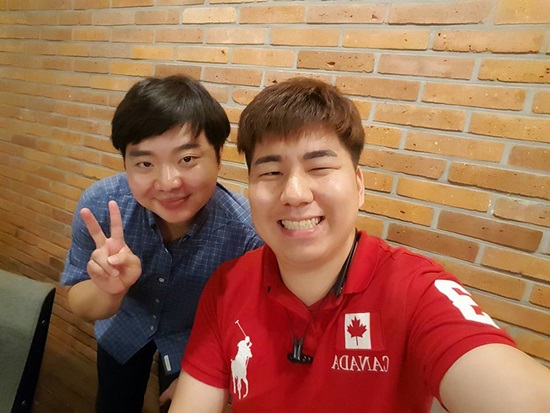 인터뷰를 마치고 이창민 작가와 사진을 찍었다.