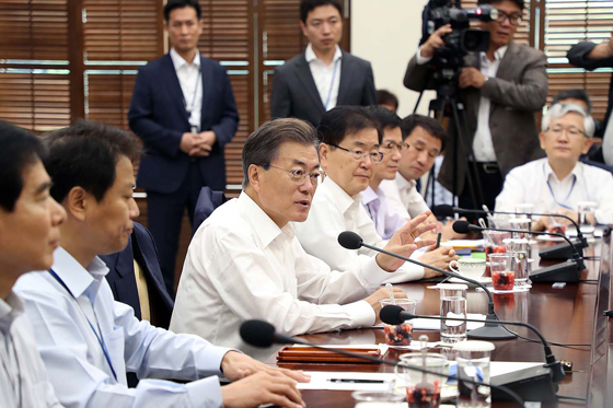 문재인 대통령이 27일 오전 청와대 여민관에서 열린 수석·보좌관회의에서 발언하고 있다. (사진=청와대)