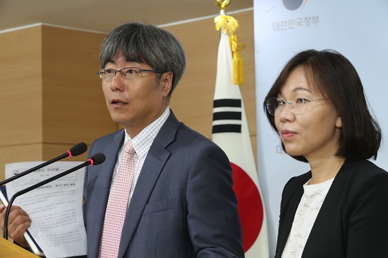 신고리 5·6호기 공론화위원회의 이희진(오른쪽), 이윤석 대변인이 27일 오후 서울 세종로 정부서울청사에서 공론조사 방법을 발표하고 있다.(사진=저작권자(c) 연합뉴스, 무단 전재-재배포 금지)