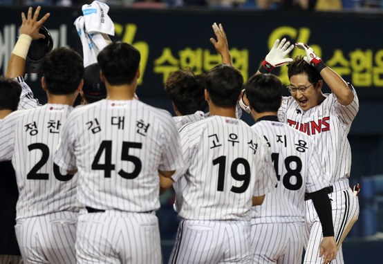 8월 프로야구는 보우덴·양의지·민병현의 복귀로 완전체를 이룬 두산과 NC가 선두 기아 타이거즈의 호랑이꼬리 잡기에 나설 태세에 있고 26일·27일 넥센에 이틀연속 끝내기 승을 거둔 LG 트윈스는 한여름 프로야구에 또 다시 신바람이 불어오기를 기대하고 있다. (사진=저작권자(c) 연합뉴스, 무단 전재-재배포 금지)