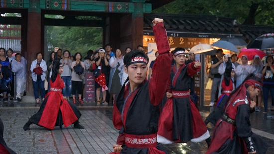 어진 수호단의 절도 있는 검무 동작은 관광객에게 인기 만점이다.