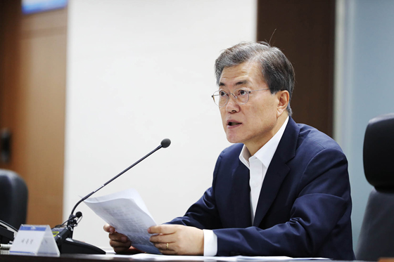 문재인 대통령이 29일 오전 1시 북한이 28일 밤 동해상으로 탄도미사일로 추정되는 발사체를 기습 발사한 것과 관련해 긴급 국가안전보장회의(NSC) 전체회의를 소집해 발언하고 있다. (사진=청와대)